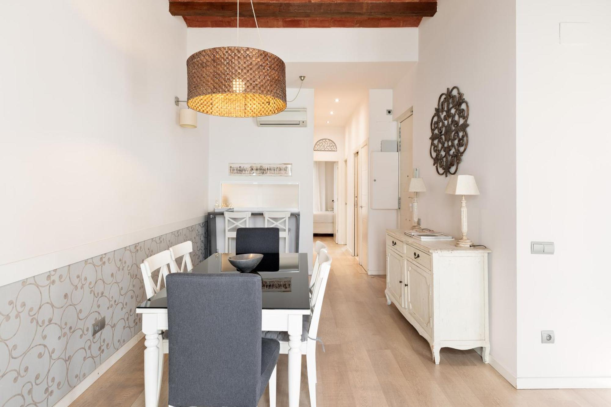 Enjoy Montserrat Boutique In Eixample *